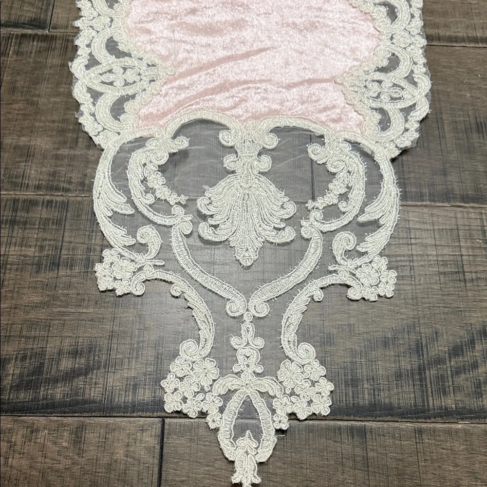 NWOT VINTAGE VICTORIAN Style Elegant Pink and White Lace Table Runner